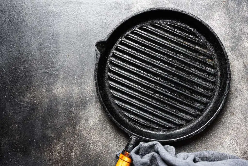 How to Pack Pans for Moving: Step-by-Step-3 empty-iron-grill-pan-table_1220-5026