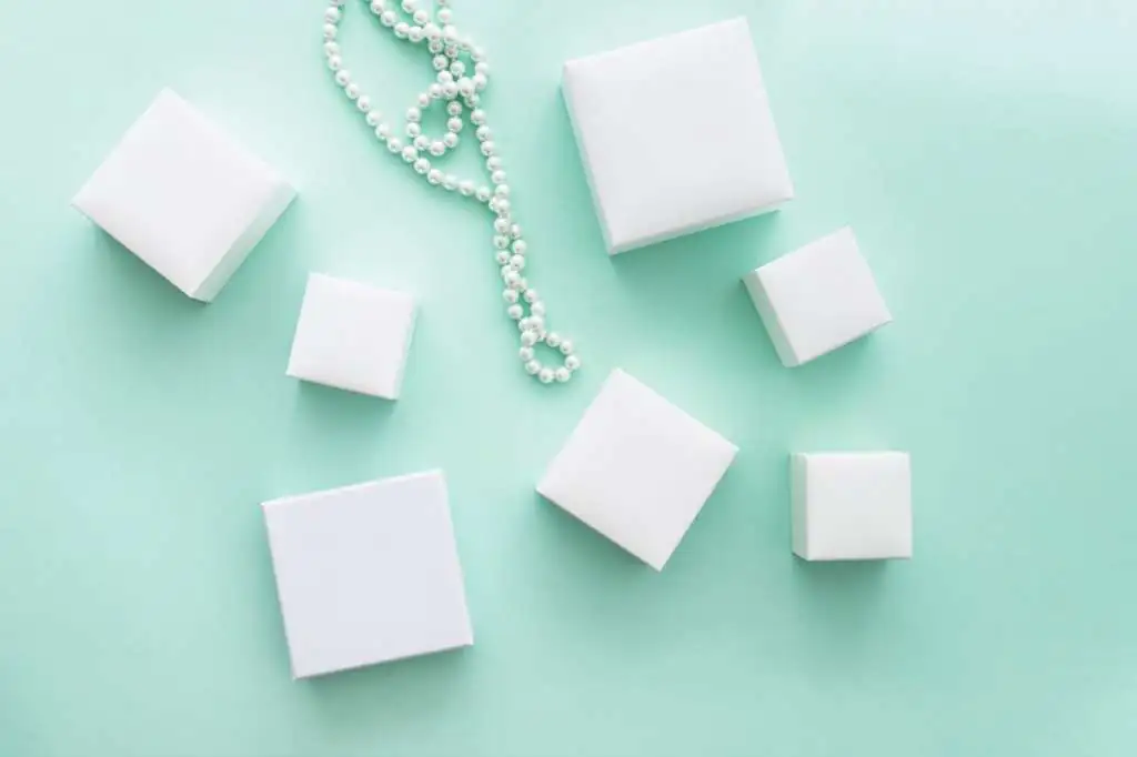 How to Pack Necklaces for Moving Without Tangles-2 pearl-necklace-with-different-white-boxes-turquoise-background_23-2147874239